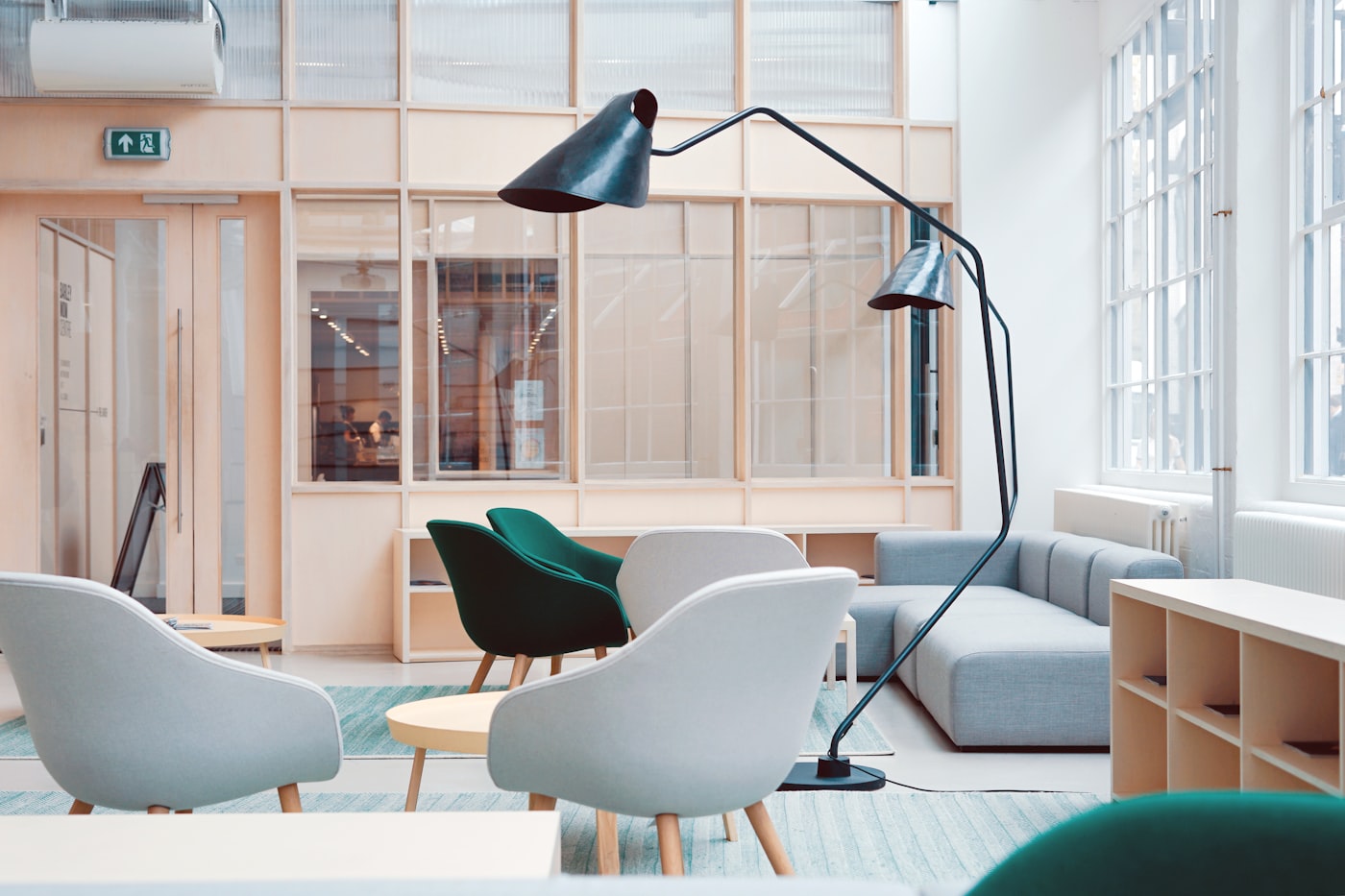 Een rustige zithoek met zachte stoelen